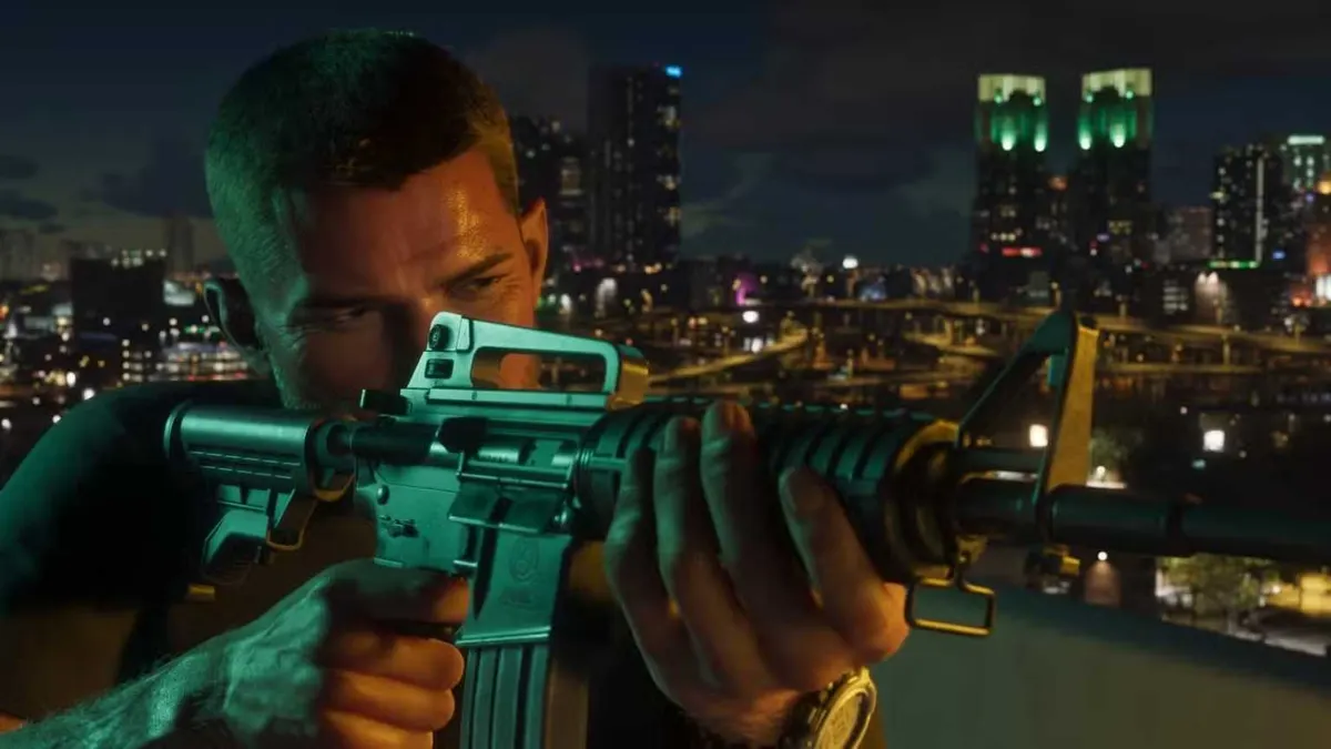Jason mirando um fuzil, de perfil, com a cidade iluminada à noite ao fundo.